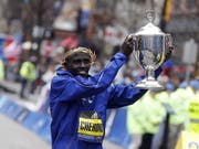 Lawrence Cherono zeigt seinen Siegerpokal vom Boston Marathon (Bild: KEYSTONE/EPA/CJ GUNTHER)