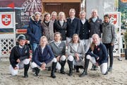 Die erfolgreichen Teams des Reitvereins an der Lorze: Nic Bachmann, Julia Schulthess, Lea Fischbacher, Hannah Iten, Flavia Bachmann, Elena Staub, Jasmin Gwerder, Annemarie Gretener (hinten, von links) respektive Alina Kuhn, Simone Waser, Nicole Weber, Malena Raud, Joëlle Waser (vorn, von links). (Bild: PD)