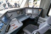 Eine Frontkamera liefert den Ausblick des Lokführers auf Bildschirme in den Waggons dahinter. (Bild: Rudolf Hirtl)