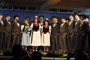 Der Jodlerklub Bärgsee in prächtiger Tracht am Jahreskonzert. (Bild: Birgit Scheidegger, Lungern, 13. April 2019)