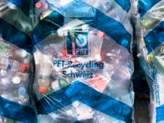 Kampf dem Plastikmüll: Mineralwasser-Anbieter Evian testet ein neues System zur Quellwasser-Versorgung für den Hausgebrauch. (Bild: KEYSTONE/CHRISTIAN BEUTLER)