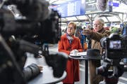 Der Südwestrundfunk (SWR) drehte am Zürcher Hauptbahnhof mit Nationalrätin Edith Graf-Litscher (SP) und Alt-Bundesrat Moritz Leuenberger. (Bild: Claudio Thoma)