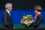 LUKB-Präsidentin Doris Russi Schurter verabschiedet Max Pfister als Verwaltungsrat. (Bild: Pius Amrein, Luzern, 15. April 2019)