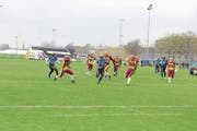 Die Luzerner Elias Douglas (Mitte Nummer 33) auf dem Weg zum ersten Touchdown im Spiel gegen die Winterthur Warriors. (Bild: Michael Wyss, 14. April 2019))