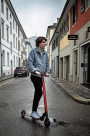 SoFlow-Mitgründer Manuel Hug tourt auf einem seiner E-Scooter durch die Stadt St. Gallen. (Bild: Adriana Ortiz Cardozo)