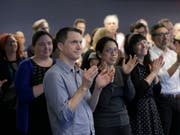 Journalisten applaudieren den Gewinnern des Pulitzerpreises. Den Hauptpreis erhielt die Zeitung «Sun-Sentinel» aus dem US-Bundesstaat Florida für ihre Berichterstattung nach dem Massaker an einer High School. (Bild: KEYSTONE/AP/SETH WENIG)