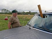 Ein Holztrümmer krachte während des Sturms in Hamilton im US-Bundesstaat Missouri durch die Frontscheibe eines Autos. (Bild: KEYSTONE/FR156075 AP/JIM LYTLE)