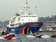 Das Greenpeace-Schiff Esperanza - hier eine Aufnahme von 2002 - hat eine neue Mission: Es transportiert Forschende ein Jahr lang von der Arktis bis zur Antarktis, um die Geheimnisse und wunden Stellen der Hohen See zu erkunden. (Bild: Keystone/EPA DPA/KAY NIETFELD)