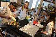 Drei Mädchen stellen selber Kosmetika her. (Bilder: Markus Bösch)