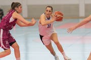 Die Luzernerin Marjana Milenkovic (am Ball) setzt sich unwiderstehlich gegen die Blonay-Spielerin Diane Anex durch.Bild: Roger Grütter (Luzern, 13. April 2019)
