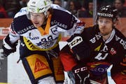 Umkämpftes Duell: EVZ-Profi Sven Senteler (links) gegen den Berner André Heim. (Bild: Urs Lindt/Freshfocus (Bern, 11. April 2019))