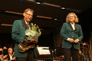 Bruno Dillier mit Dirigentin Annette Jakob.