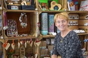 Fachlmeisterin Ulrike Amann vor einem Teil der 300 Boxen, die im ’s Fachl in Dornbirn vermietet werden. (Bild: Christina Vaccaro)
