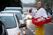 Der Bäcker-Konditor Daniel Kronenberg verteilt im Stau Brötli und Bons. (Bild: Boris Bürgisser, 9. April 2019)