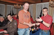 Vizepräsident Daniel Keel (rechts) überreicht Heinz Schmid als Dank für 25 Jahre im Dienste des Nächsten das Feuerhorn. (Bild: j)