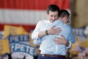 Der Demokrat Pete Buttigieg mit seinem Ehemann Chasten. (Bild: Darron Cummings/AP (South Bend, 14. April 2019))