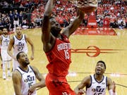 Houstons Schweizer Center Clint Capela (Nummer 15) bringt den Ball mit einem Dunk im Korb unter (Bild: KEYSTONE/FR171023 AP/ERIC CHRISTIAN SMITH)