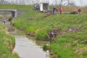 Einige Fischerverein-Mitglieder arbeiten im Wasser, andere bündeln Holz am Ufer des Giessens bei der Brücke in Amlikon. (Bilder: Mario Testa)