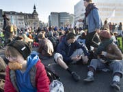Frühstück und Musik statt Morgenverkehr auf der Chauderon-Brücke in Lausanne. (Bild: Keystone/LAURENT GILLIERON)