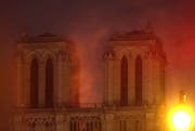 Flammenhölle in Notre-Dame am Montagabend. (Bild: Keystone)