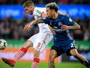 Hamburgs Schweizer Leo Lacroix (rechts) bedrängt den Kölner Simon Terodde (am Ball) (Bild: KEYSTONE/EPA/SASCHA STEINBACH)