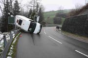 Bei der Kollision zwischen einem Auto und einem Lieferwagen verletzten sich zwei Personen leicht. (Bild: Kapo)