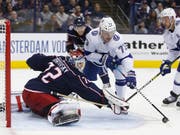 Columbus' russischer Goalie Sergej Bobrowski lässt die Stürmer von Tampa Bay verzweifeln (Bild: KEYSTONE/FR52593 AP/JAY LAPRETE)