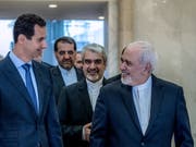 Der syrische Präsident Baschar al-Assad (l) und der iranische Aussenminister Mohammed Dschawad Sarif haben bei ihrem Treffen die kommende Woche anstehenden Gespräche in der kasachischen Hauptstadt Nur-Sultan besprochen. (Bild: KEYSTONE/EPA SANA/SANA HANDOUT)