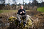 Felix Immler schnitzt in der Natur mit seinem Sackmesser unter anderem Flöten. (Bild: Benjamin Manser, Goldach, 5. April 2019)