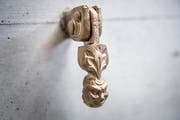 Kunst am Bau: Ein Januskopf, gestaltet von der Arboner Künstlerin Rachel Lumbsden.