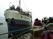 Schiff auf dem Kivu-See im Osten des Kongos: Schiffe und Boote im zentralafrikanischen Staat sind häufig völlig überladen. (Bild: KEYSTONE/EPA BELGA/JACQUES COLLET)