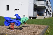 Bald ein leerer Spielplatz: Der Kindergarten im Erdgeschoss der Neugrubenstrasse 29a bleibt im nächsten Schuljahr zu. Bild: Nicola Ryser