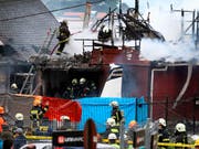 Die vollgetankte Maschine stürzte kurz nach dem Start auf das Haus in der chilenischen Hafenstadt Puerto Montt. (Bild: KEYSTONE/AP Aton Chile/JAVIER DUQUE)