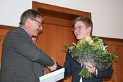 Der Präsident von Gastro Obwalden, Hansruedi Odermatt, gratuliert Schweizer Meister Martin Amstutz zu dessen überragenden Leistungen an den Swiss Skills in Bern. (Bild: Sepp Odermatt, Kerns, 15. April 2019)