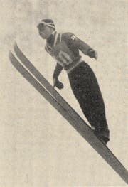 Der Sieger Kalevi Kaerkinen aus Finnland beim Flug über die Säntisschanze .