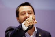 Der italienische Innenminister Matteo Salvini steht zunehmend isoliert da. (Luca Bruno/AP, Mailand, 8. April 2019)