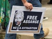 Ein Demonstrant in Sydney trägt ein Schild mit der Forderung für eine Freilassung von Wikileaks-Gründer Julian Assange nach dessen Festnahme in London. (Bild: KEYSTONE/EPA AAP/PETER RAE)