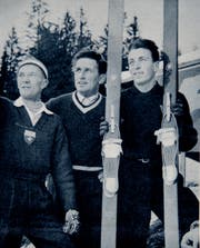 Andreas Däscher (links) und der Wildhauser Niklaus Stump (Mitte) beraten den Nachwuchsspringer Toni Cecchinato im Januar 1959.