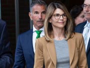 US-Schauspielerin Lori Loughlin und ihr Mann Mossimo Giannulli haben im Bestechungsskandal um Zulassungen an US-Eliteuniversitäten auf nicht schuldig plädiert. (Bild: KEYSTONE/EPA/CJ GUNTHER)