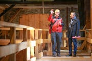 Der St.Galler Feuerwehrkommandant Christian Isler (links) und Thomas Franck, Verwaltungsdirektor des Bistums St.Gallen, im Dachstock der St.Galler Kathedrale. (Bild: Raphael Rohner)