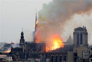 Inferno von Notre-Dame. Dachstuhl und Mittelturm brechen zusammen. (Bild: Keystone)