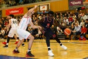 Ibrahima Camara (rechts) von Swiss Central setzt sich gegen den Genfer Juraj Kozic durch. (Bild Salvatore Di Nolfi/Keystone (Genf, 15. Dezember 2018))