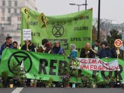 Aktivisten blockieren während der Klima-Proteste die Waterloo Bridge in London. (Bild: KEYSTONE/EPA/ANDY RAIN)
