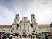 Die 60 Meter hohen Kirchtürme in Einsiedeln SZ und gewisse Stellen im Kirchenschiff wären im Brandfall schwer zu erreichen. (Bild: Keystone/WALTER BIERI)