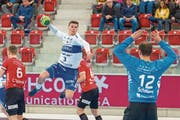 Der Krienser Marcel Lengacher hebt ab zum Schuss, Winterthurs Keeper Simon Schelling ist bereit. (Bild: Martin Deuring (Winterthur, 16. April 2019))