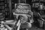 Sagar Shiriskar dokumentierte die Geschichten und Werke eines der letzten Kalligrafen von Mumbai. Die Bilderserie ist in Schwarz-Weiss festgehalten. (Bild: Sagar Shiriskar)