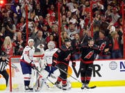 Jubel bei Spieler und Fans: Carolina feiert gegen Titelverteidiger Washington im dritten Spiel den ersten Sieg (Bild: KEYSTONE/AP/GERRY BROOME)