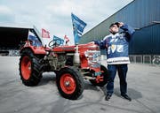 Für das Foto vor der Bossard-Arena hat Kari Theiler seinen Traktor aus der Garage geholt. (Bild: Stefan Kaiser (Zug, 16. April 2019))