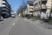 Beim zweiten Unfall auf der Langgasse bemerkte eine Rollerfahrerin zu spät, dass zwei Autos vor ihr bremsten. (Bild: Stadtpolizei St.Gallen - 15. April 2019)