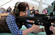 Sylvia Flückiger, Aargauer SVP-Nationalrätin und Co-Präsidentin des Referendumskomitees, am Eidgenössischen Schützenfest in Rupperswil. (Sigi Tischler/Keystone)